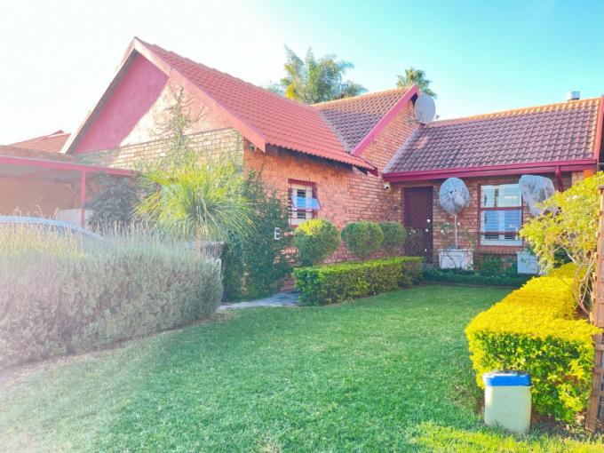 2 Bedroom Simplex for Sale For Sale in Die Hoewes - MR679489