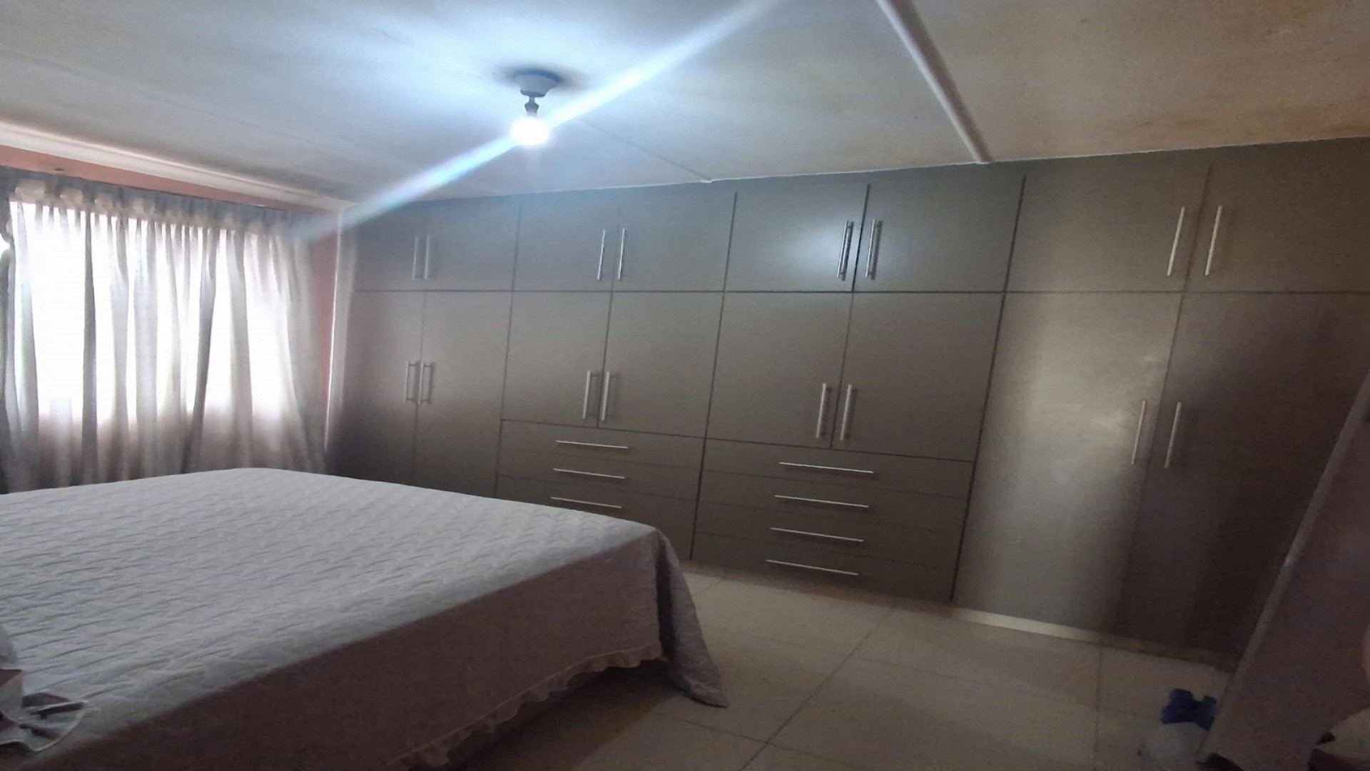 Bed Room 1 of property in Earlsfield