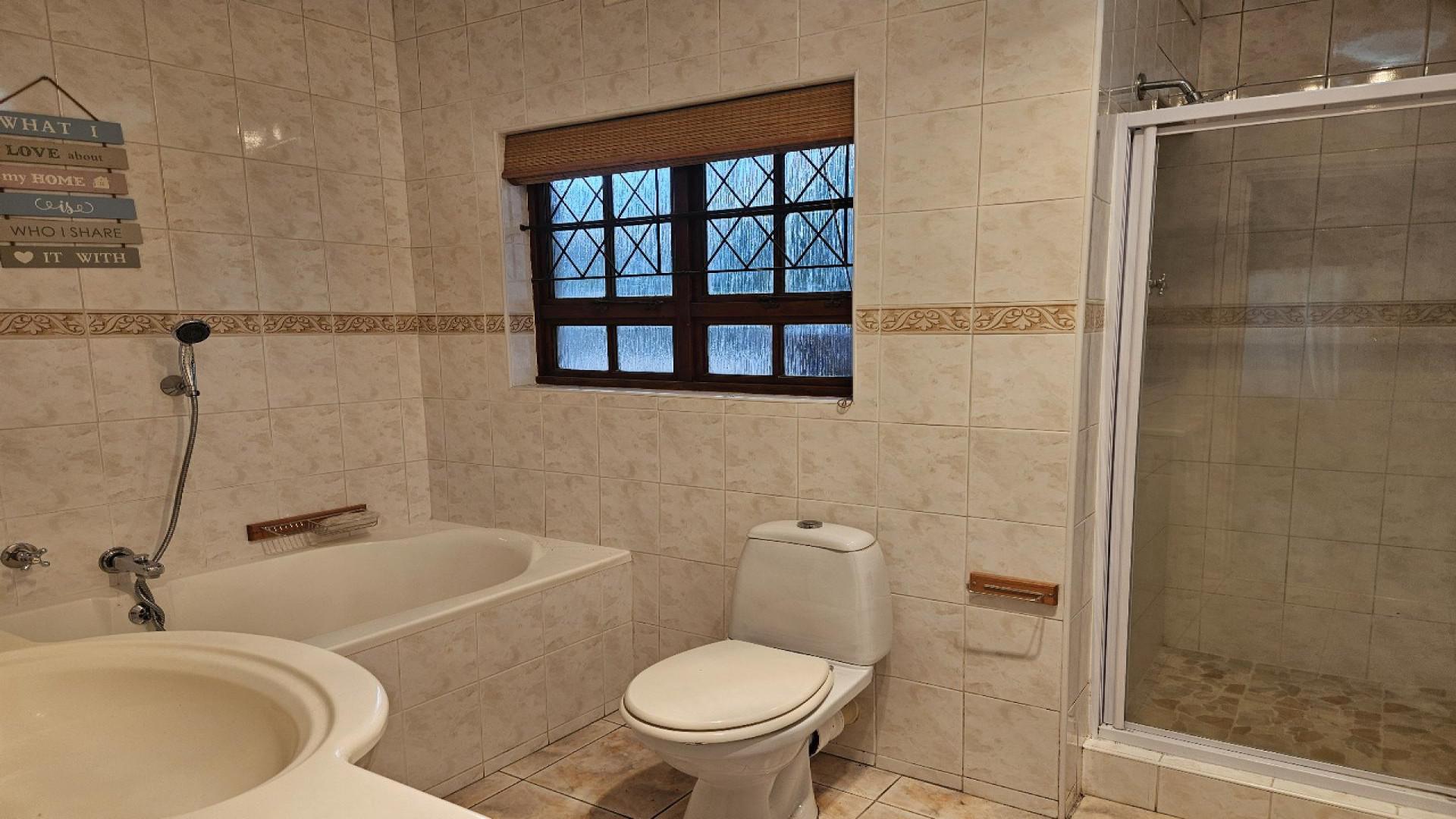 Bathroom 1 of property in Woodside