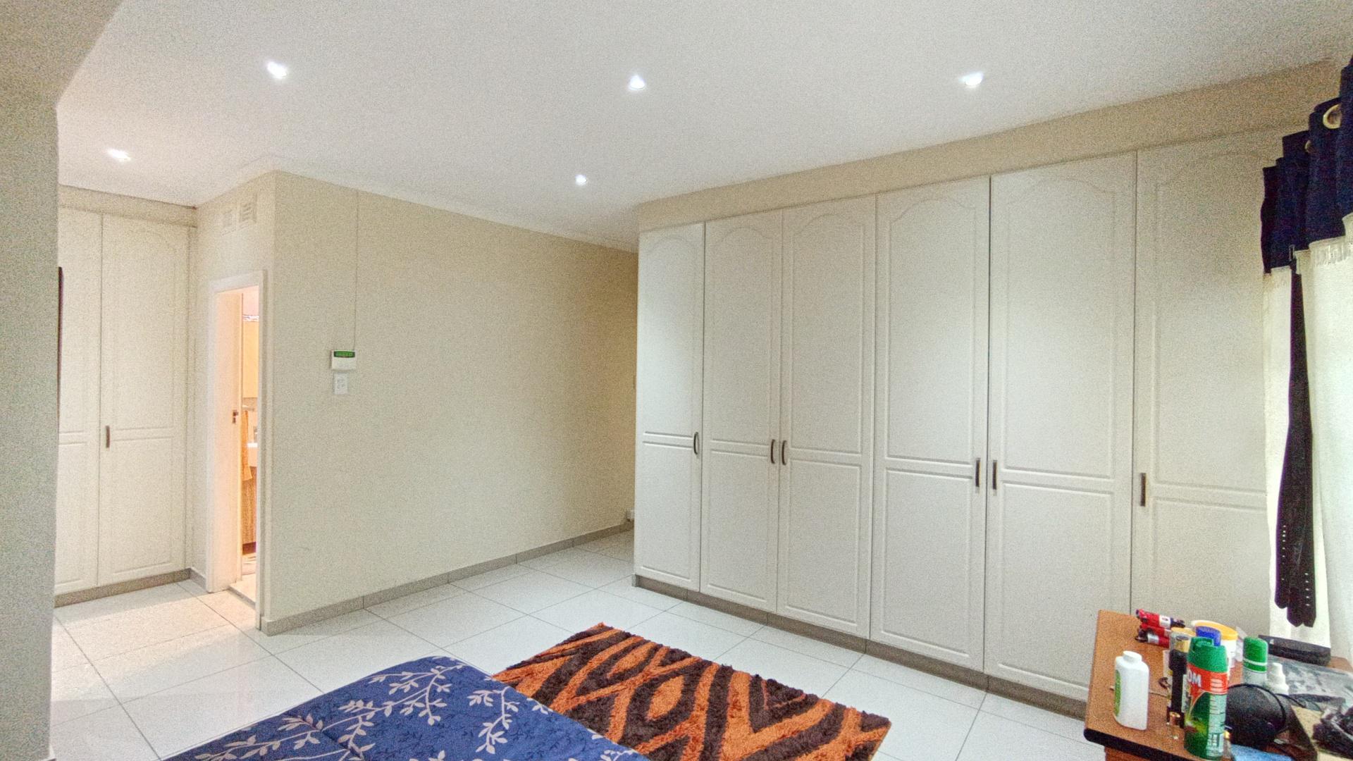 Main Bedroom - 28 square meters of property in Woodside