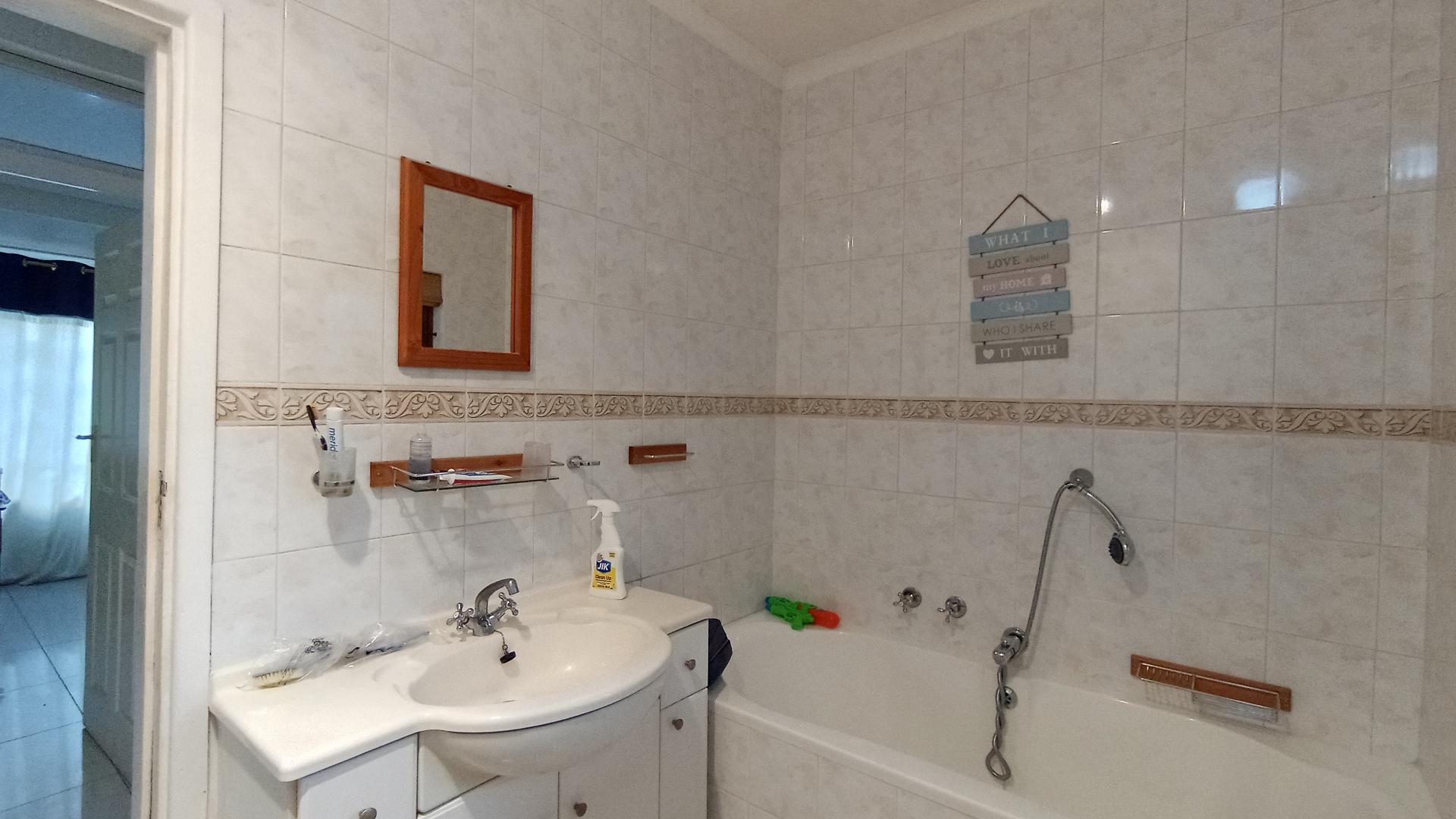 Bathroom 1 - 9 square meters of property in Woodside