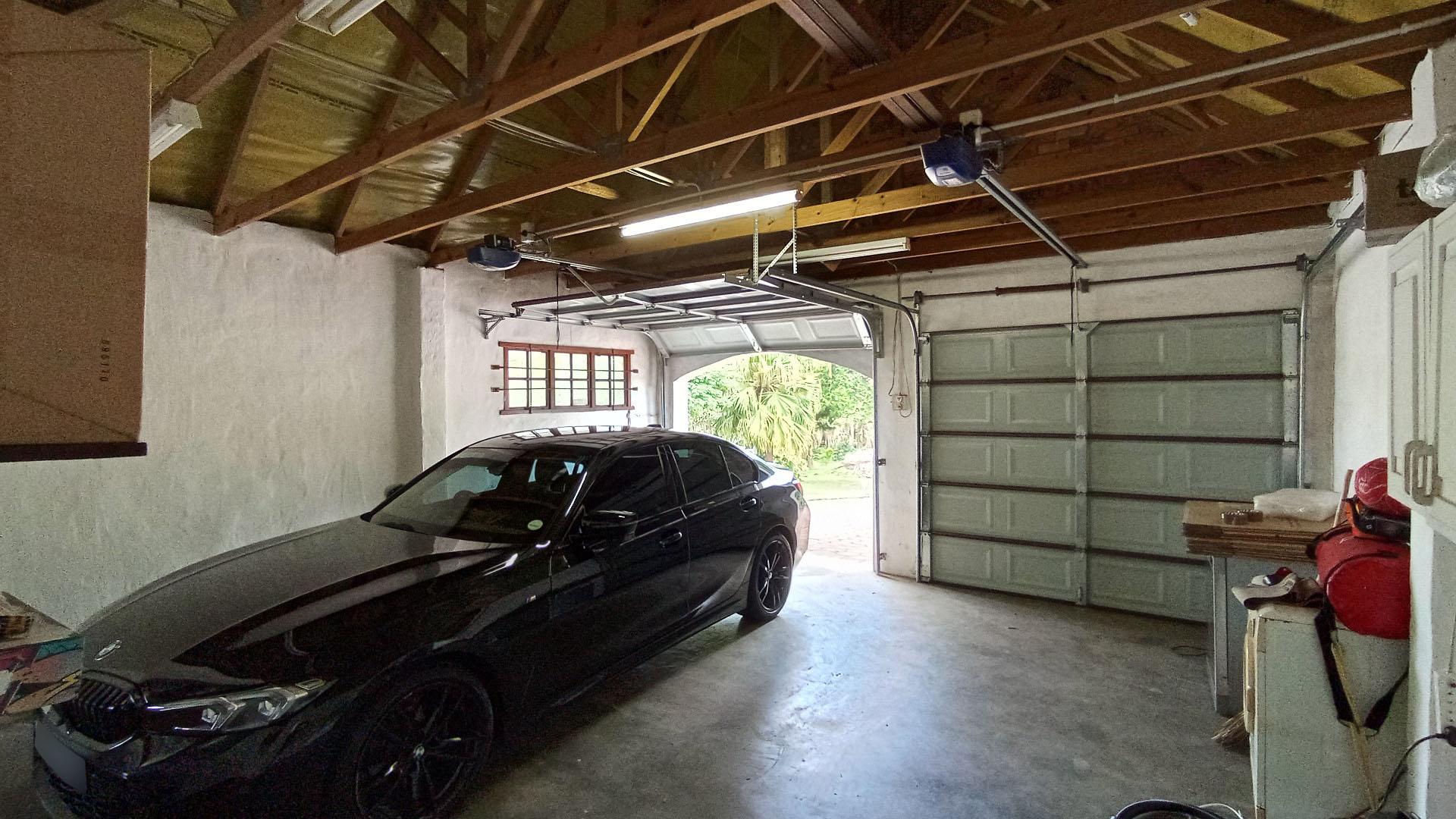 Garage of property in Woodside