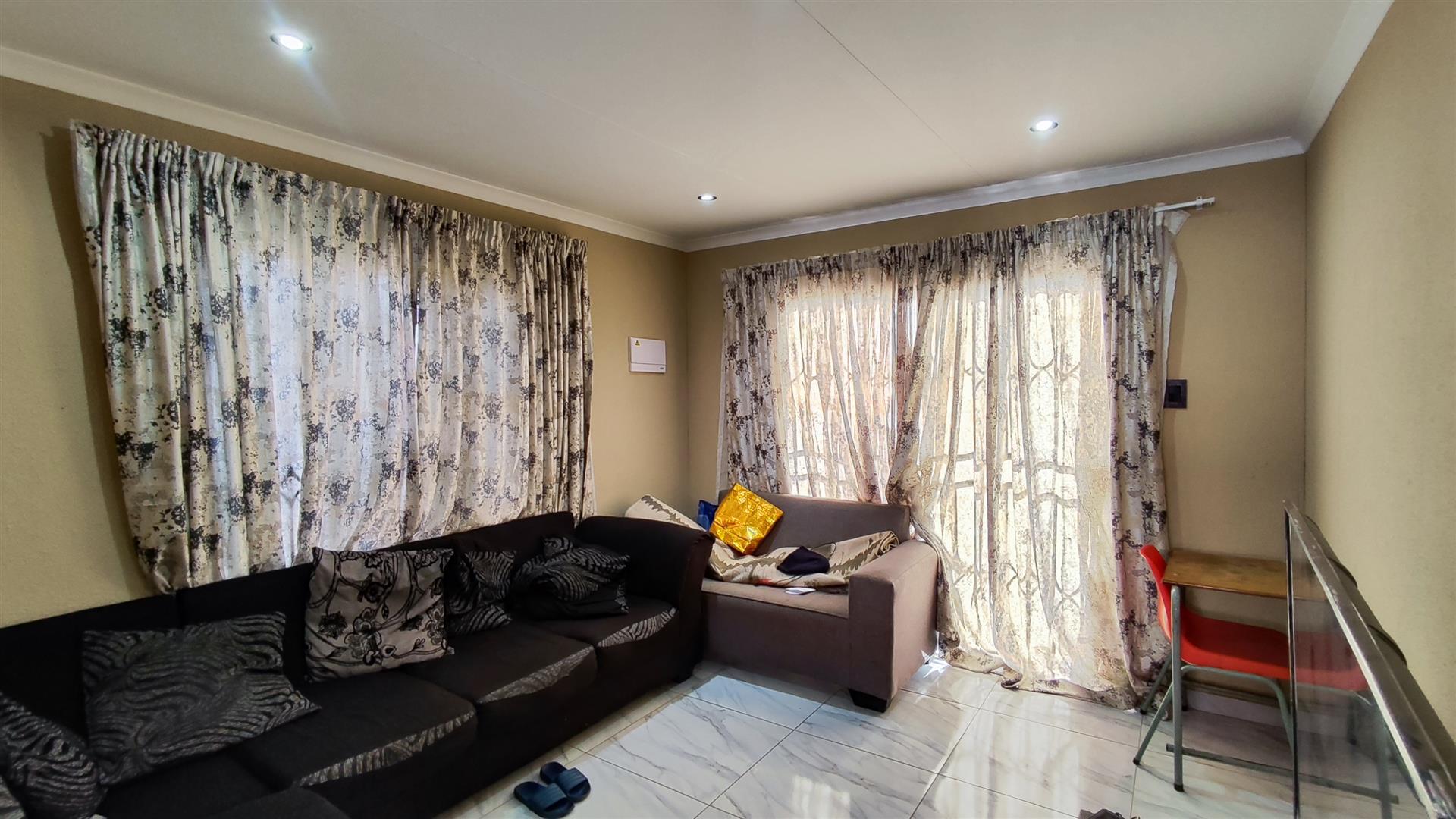 Lounges - 13 square meters of property in Vanderbijlpark