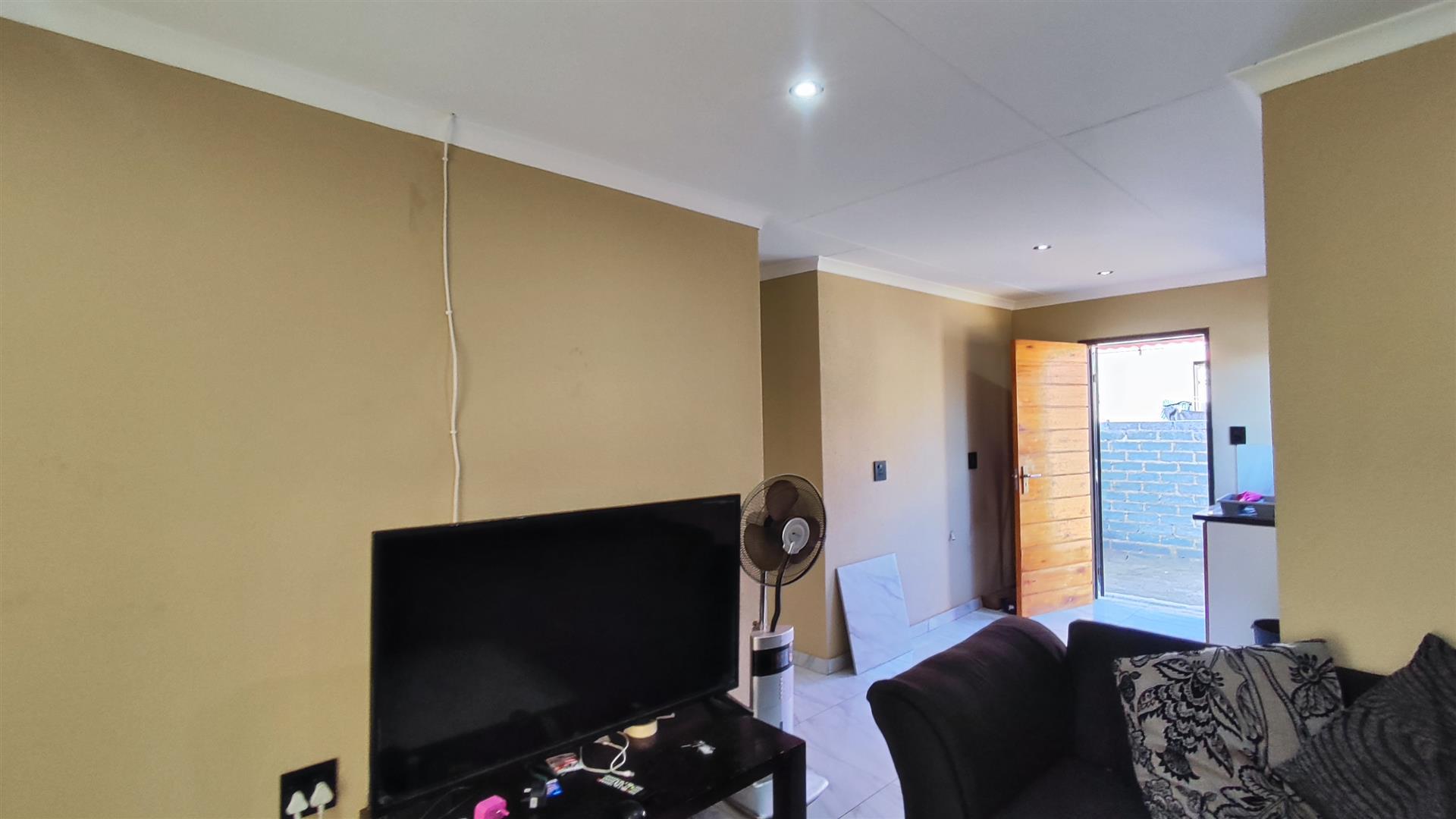 Lounges - 13 square meters of property in Vanderbijlpark