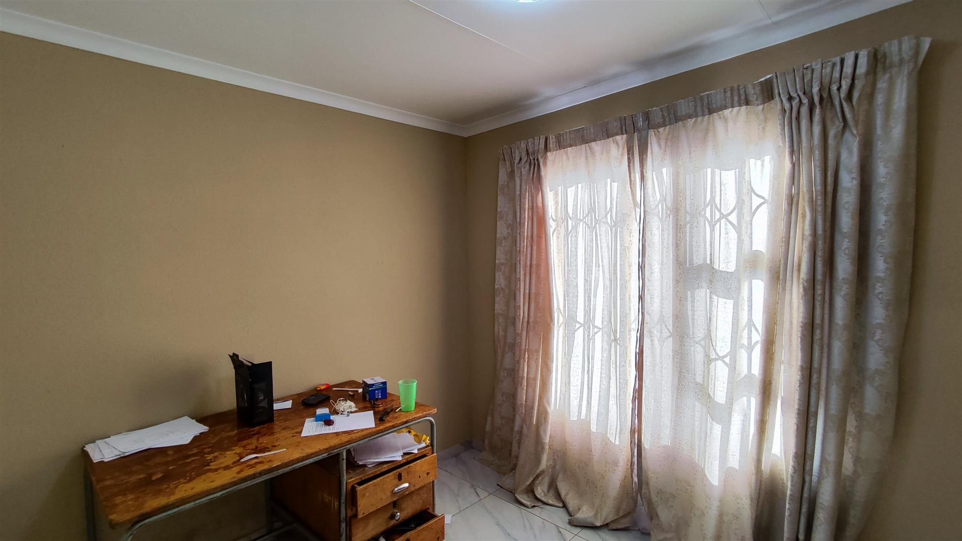 Bed Room 1 - 9 square meters of property in Vanderbijlpark