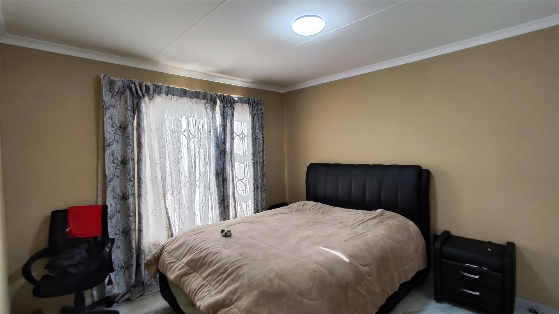 Main Bedroom - 14 square meters of property in Vanderbijlpark