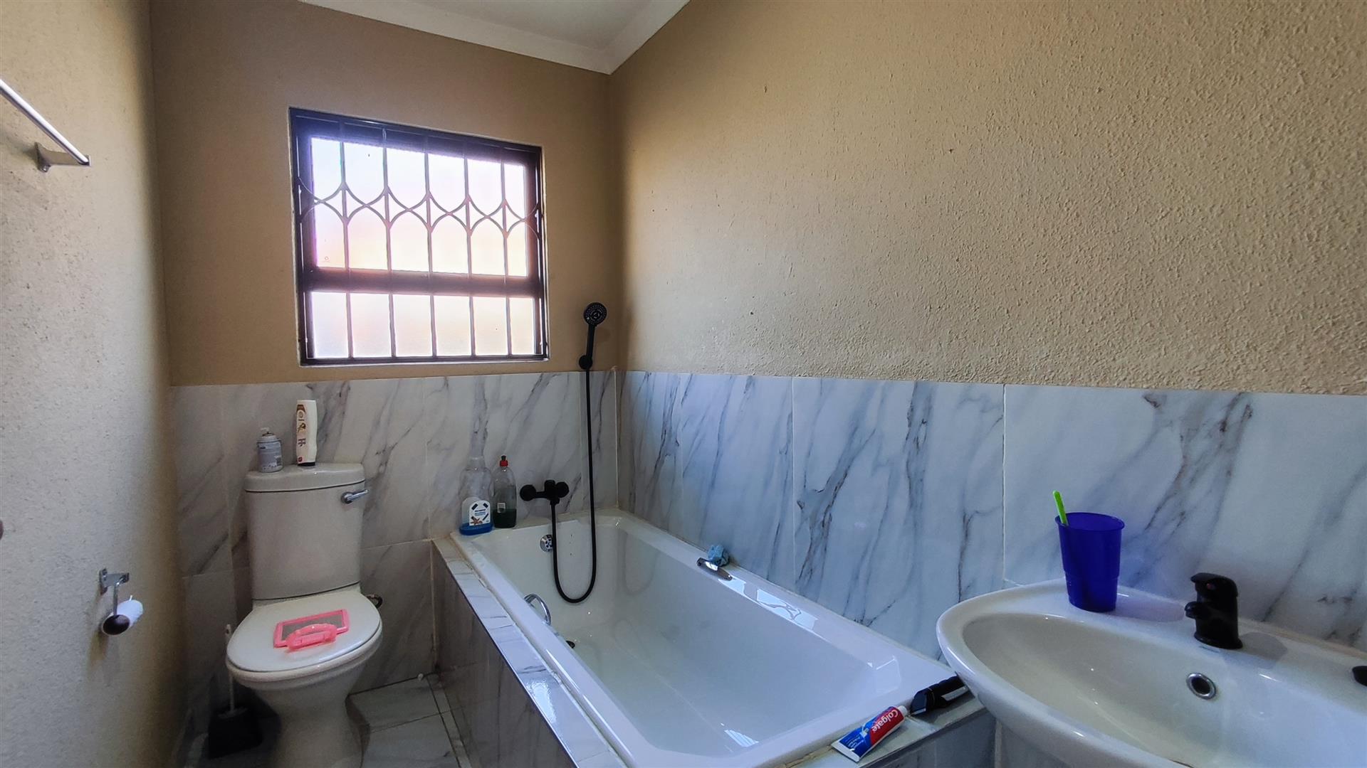 Bathroom 1 - 5 square meters of property in Vanderbijlpark
