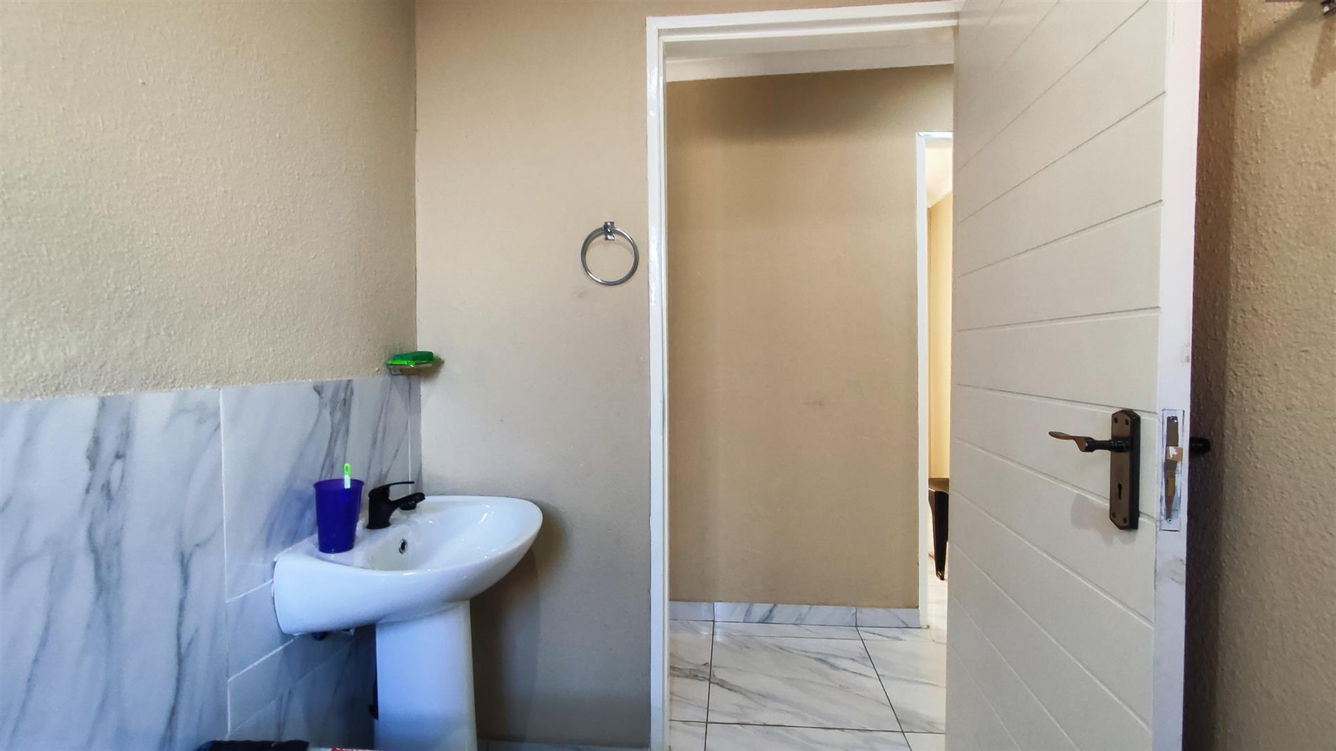 Bathroom 1 - 5 square meters of property in Vanderbijlpark