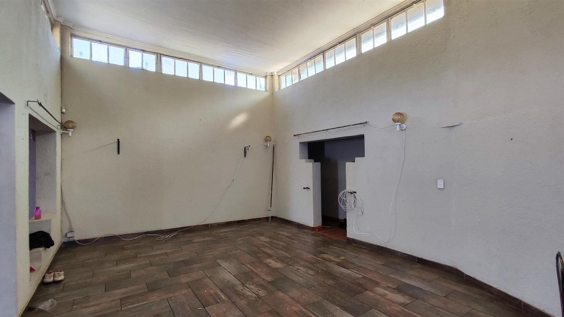 Dining Room - 33 square meters of property in Verwoerdpark