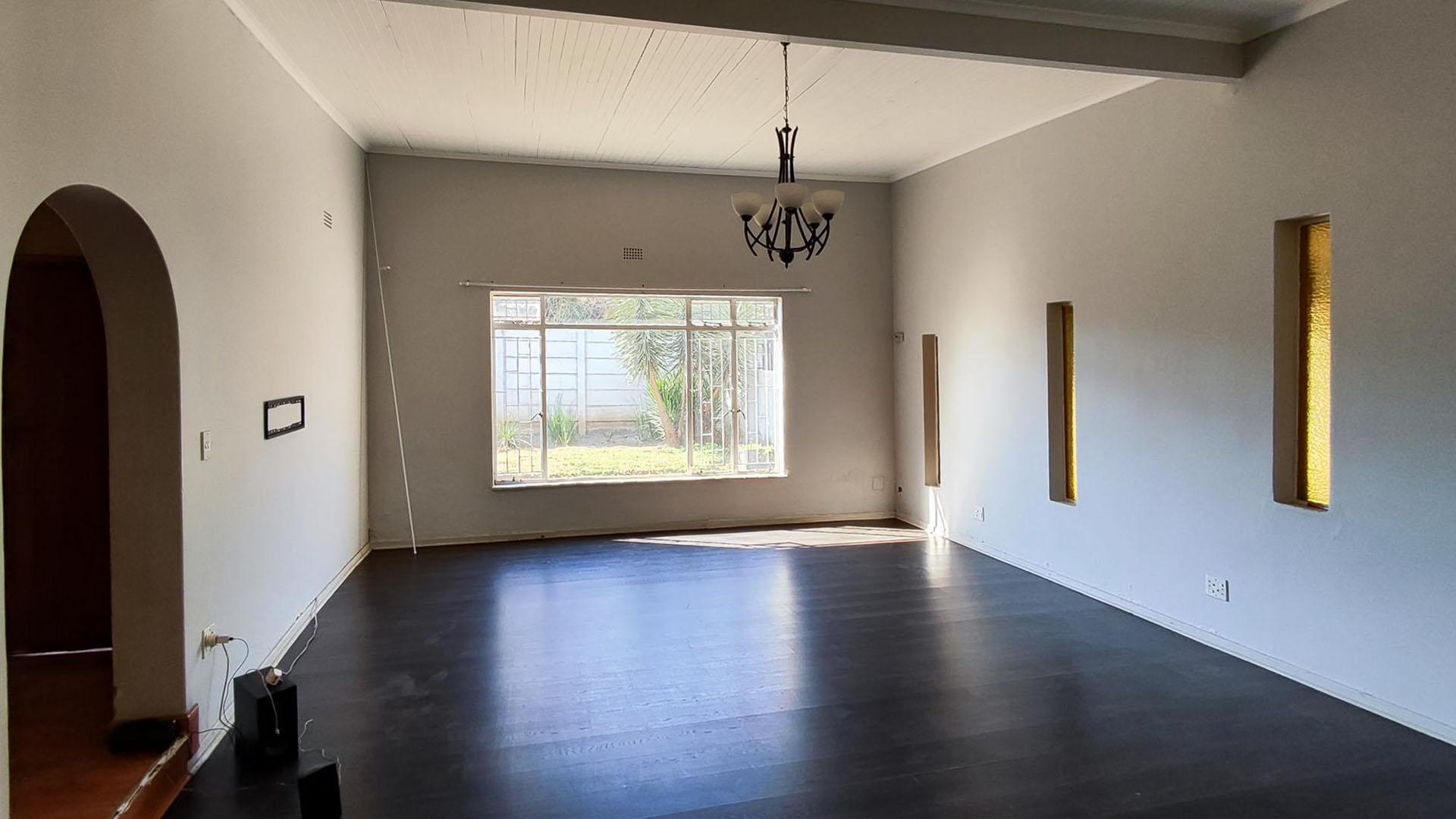 Informal Lounge - 36 square meters of property in Verwoerdpark