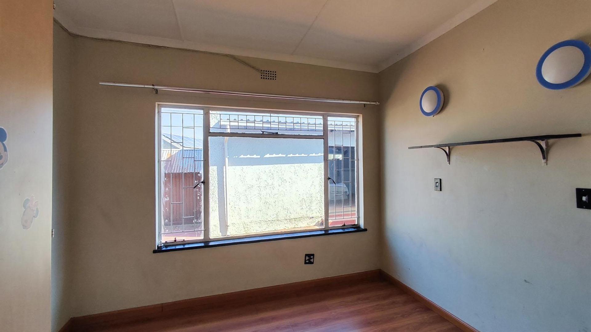 Bed Room 2 - 11 square meters of property in Verwoerdpark