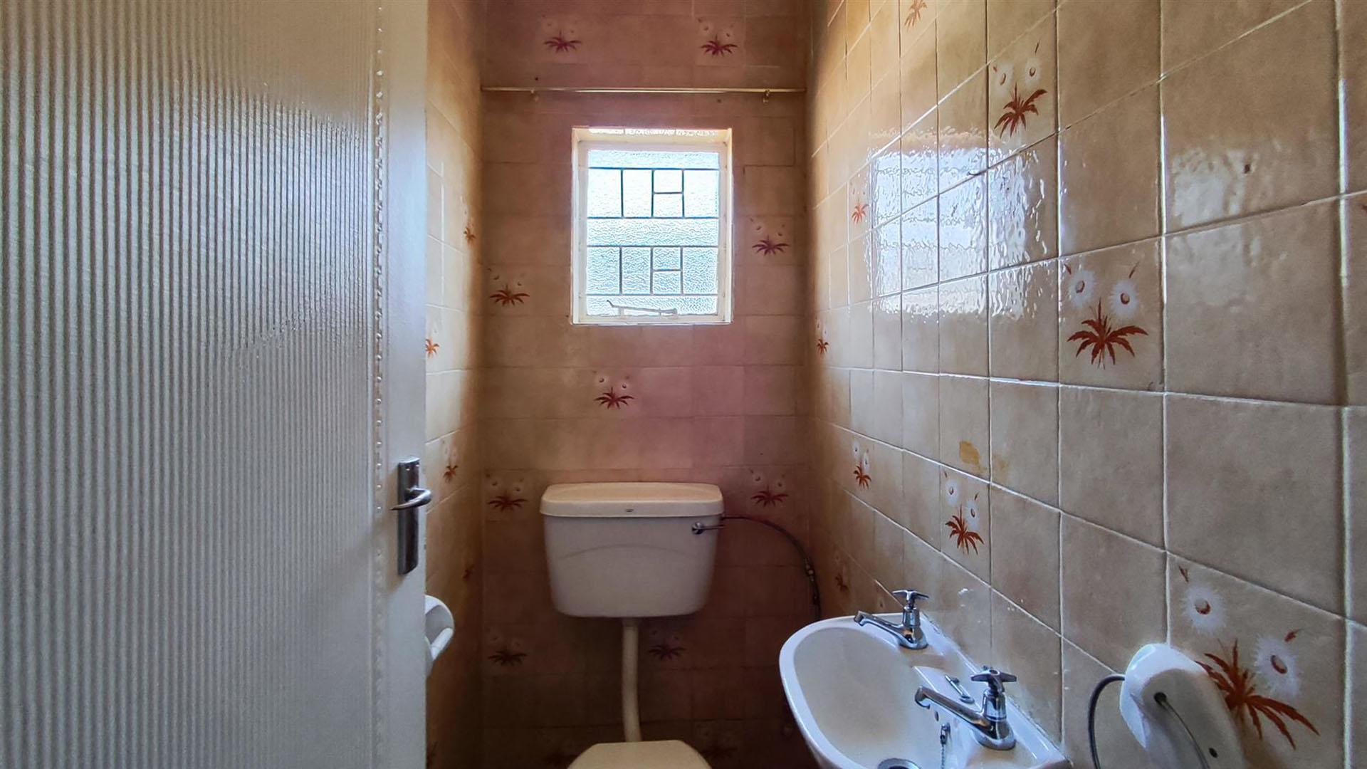 Bathroom 1 - 2 square meters of property in Verwoerdpark