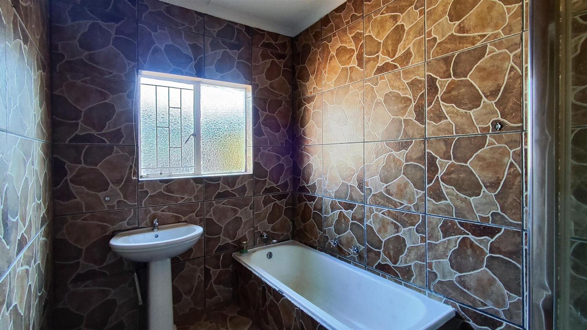 Bathroom 2 - 7 square meters of property in Verwoerdpark