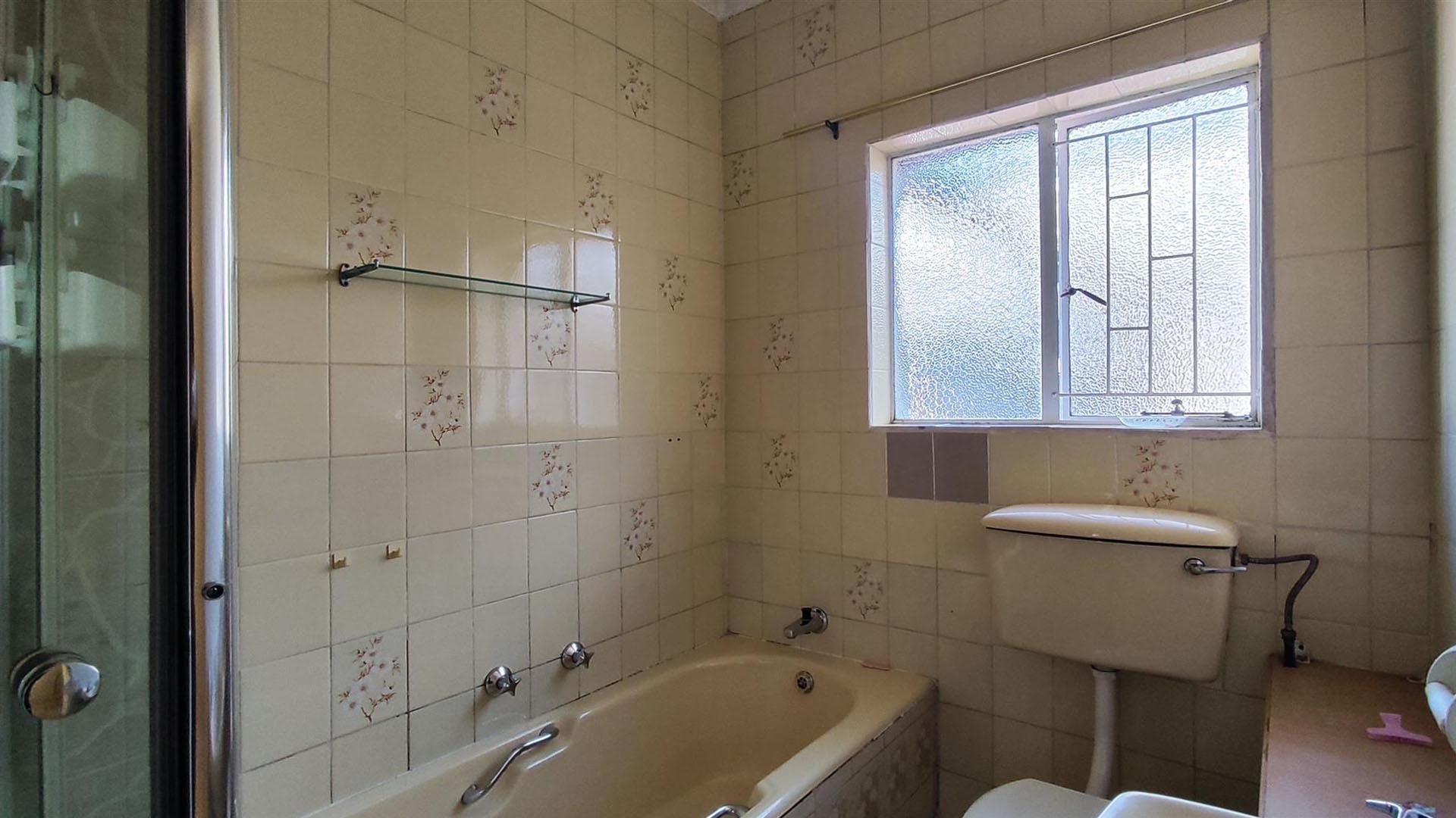 Main Bathroom - 5 square meters of property in Verwoerdpark