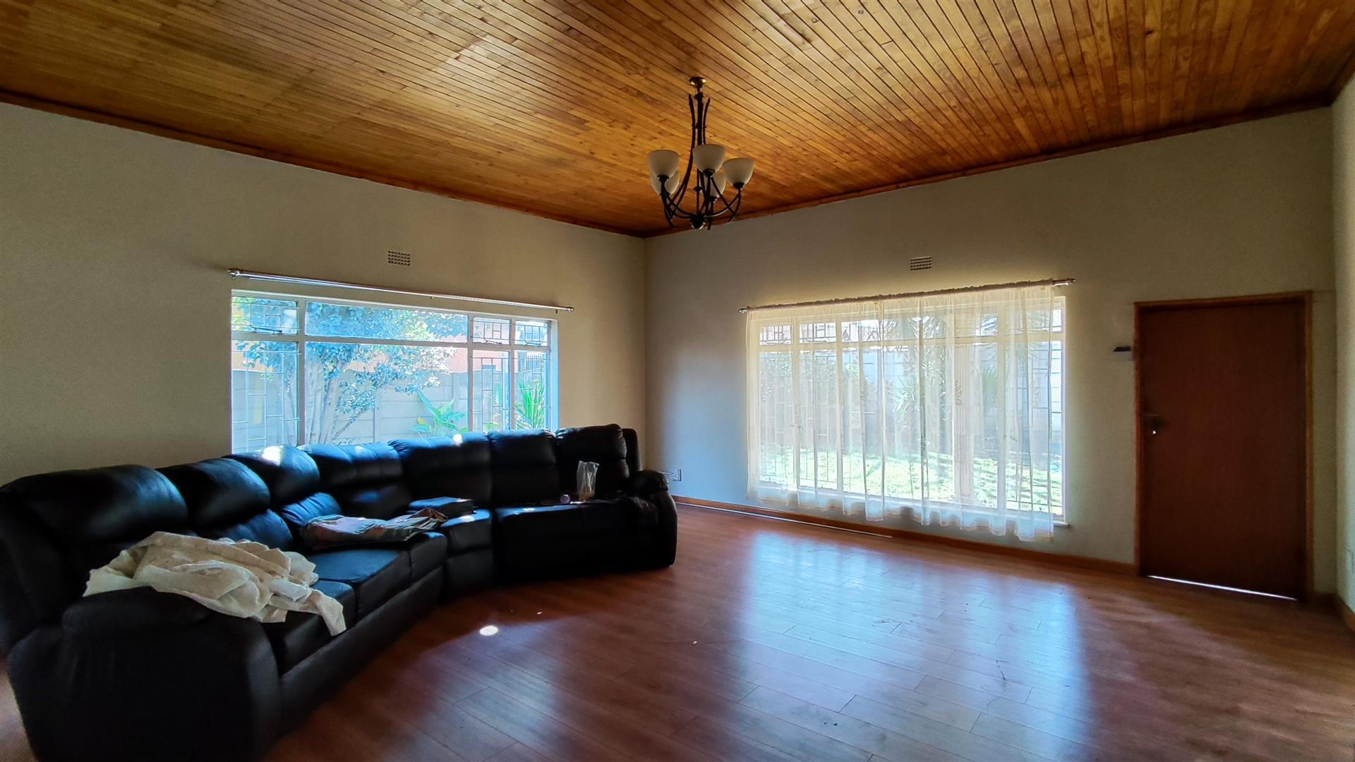 Lounges - 43 square meters of property in Verwoerdpark