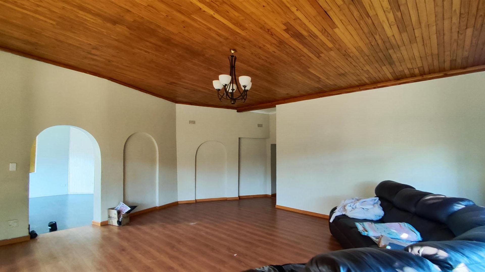 Lounges - 43 square meters of property in Verwoerdpark