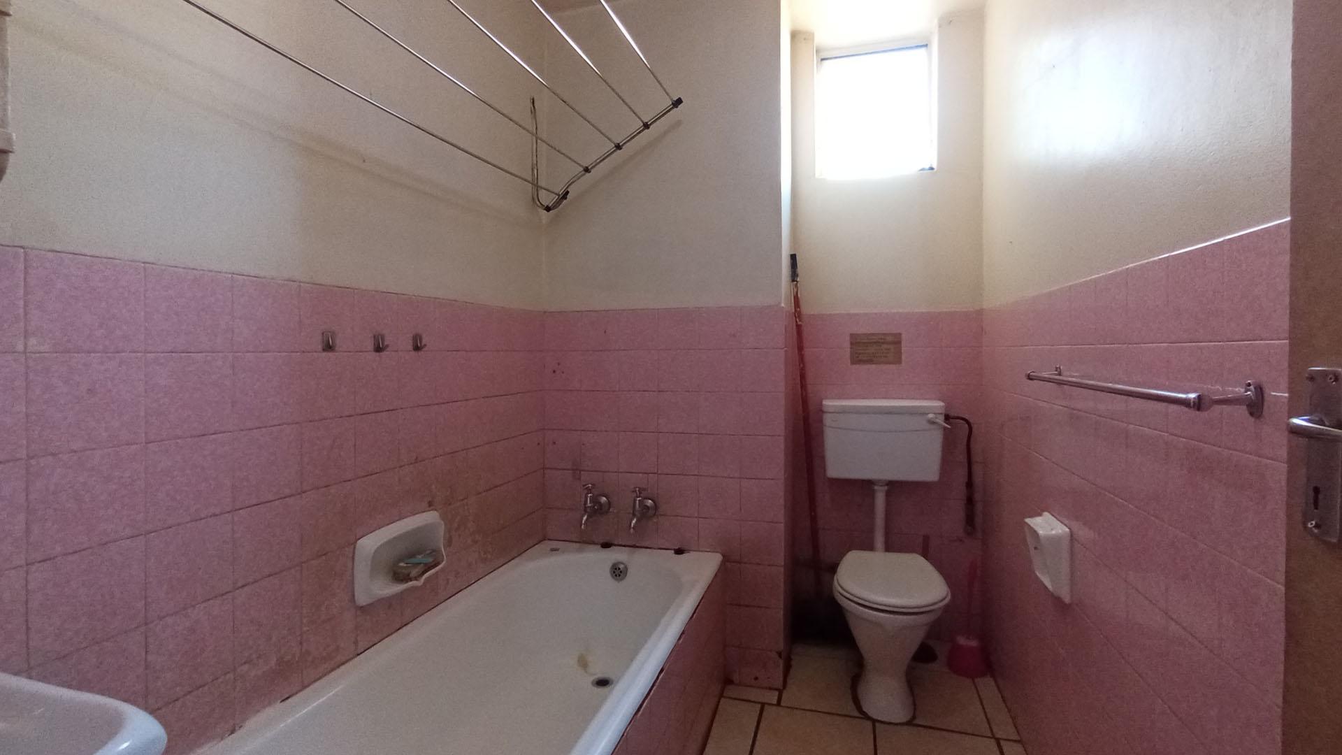 Bathroom 1 - 5 square meters of property in Sunnyside