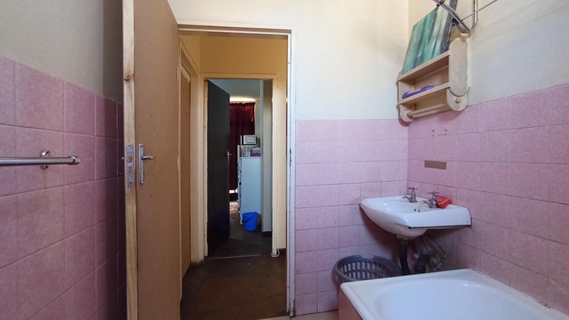 Bathroom 1 - 5 square meters of property in Sunnyside