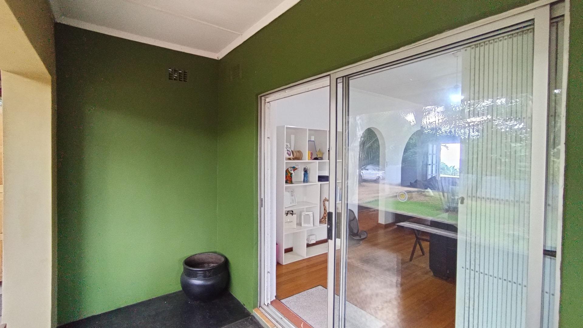 Patio - 20 square meters of property in Amanzimtoti 