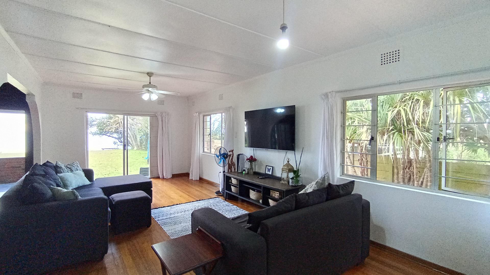 Lounges - 20 square meters of property in Amanzimtoti 