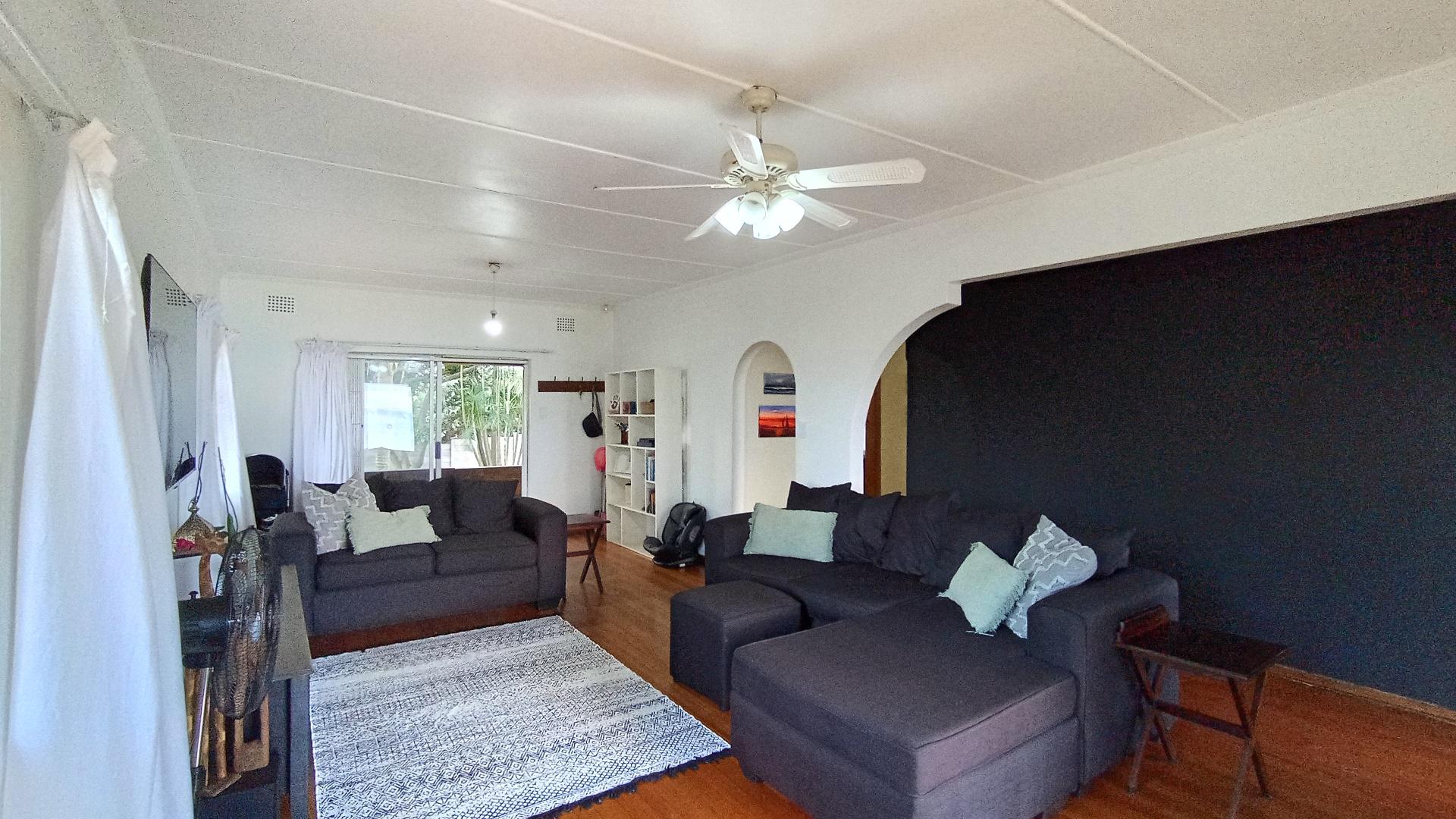 Lounges - 20 square meters of property in Amanzimtoti 