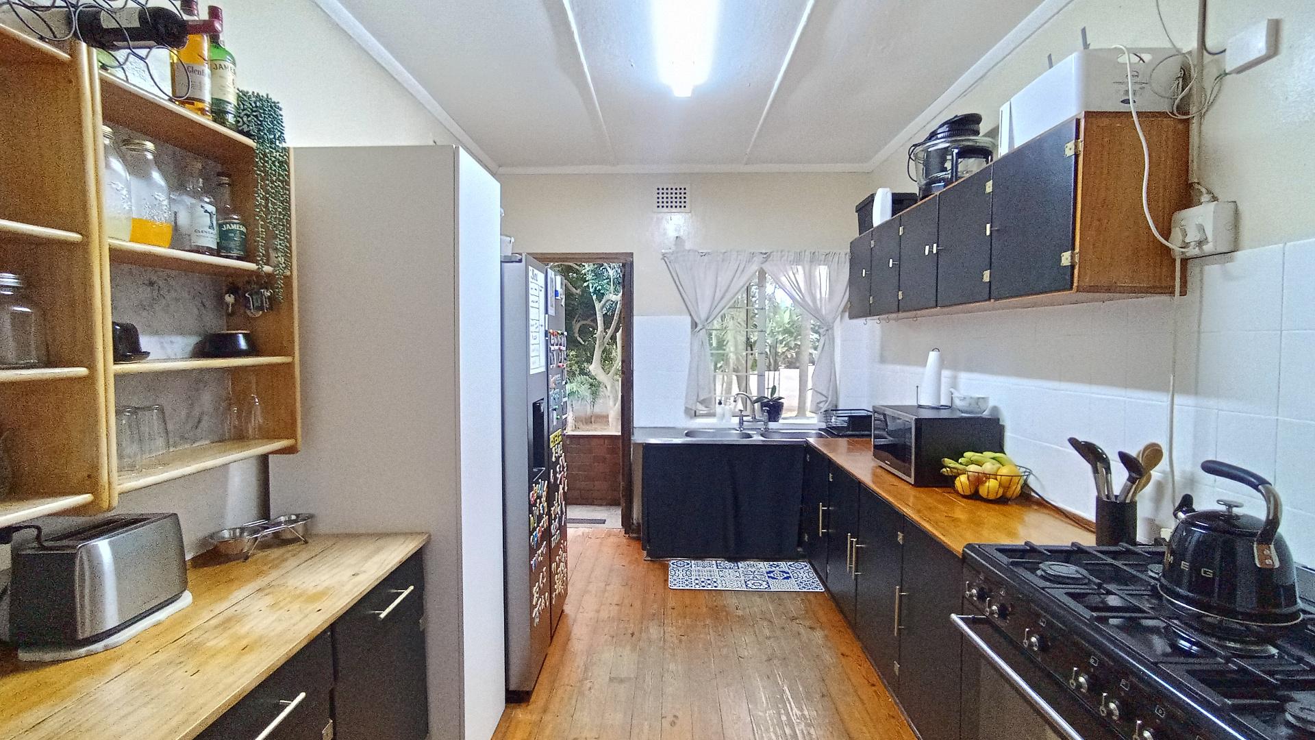 Kitchen - 13 square meters of property in Amanzimtoti 