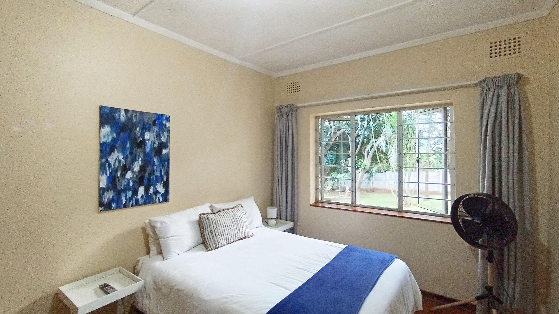 Bed Room 1 - 15 square meters of property in Amanzimtoti 