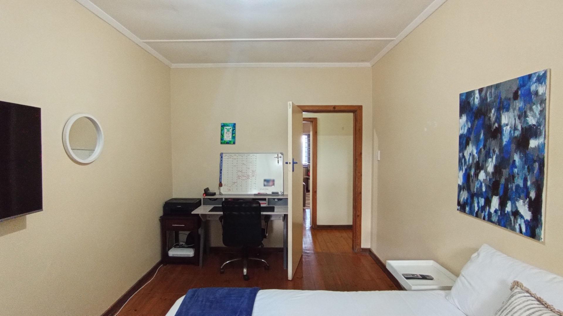 Bed Room 1 - 15 square meters of property in Amanzimtoti 