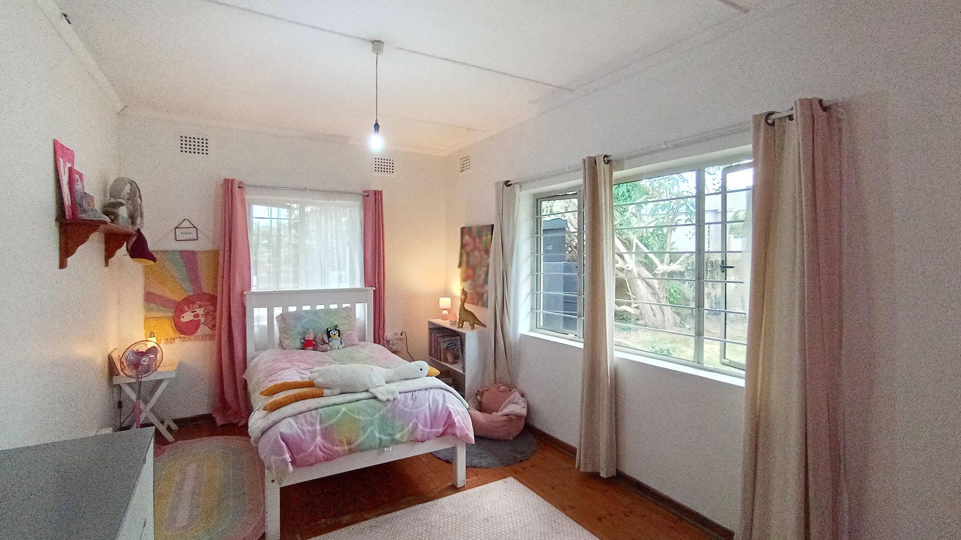 Bed Room 2 - 19 square meters of property in Amanzimtoti 
