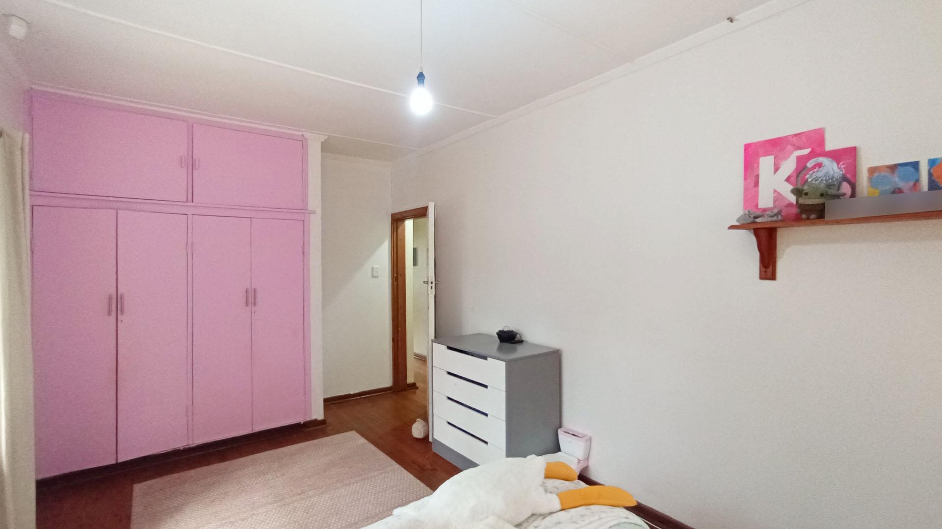 Bed Room 2 - 19 square meters of property in Amanzimtoti 