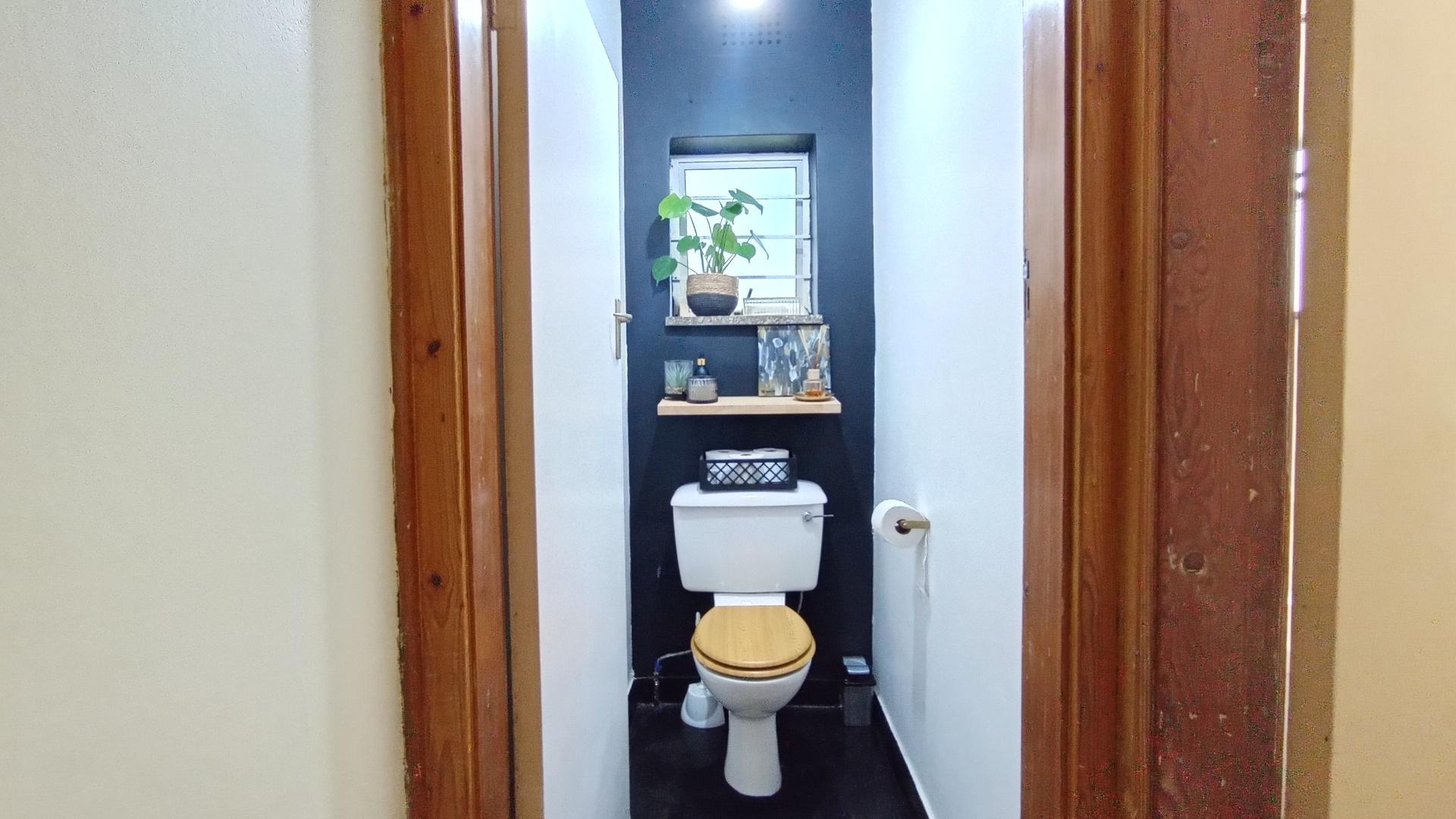 Bathroom 1 - 7 square meters of property in Amanzimtoti 