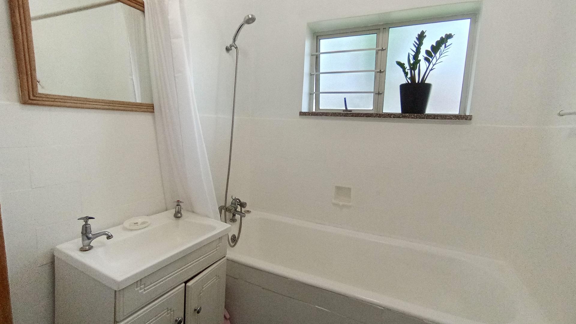 Bathroom 1 - 7 square meters of property in Amanzimtoti 