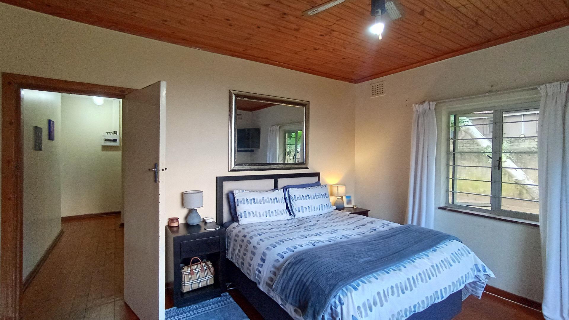 Bed Room 3 - 20 square meters of property in Amanzimtoti 
