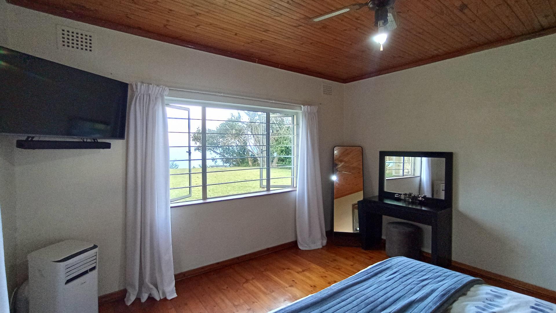 Bed Room 3 - 20 square meters of property in Amanzimtoti 