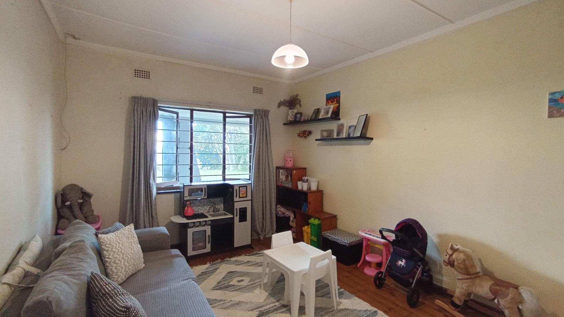 Bed Room 4 - 18 square meters of property in Amanzimtoti 