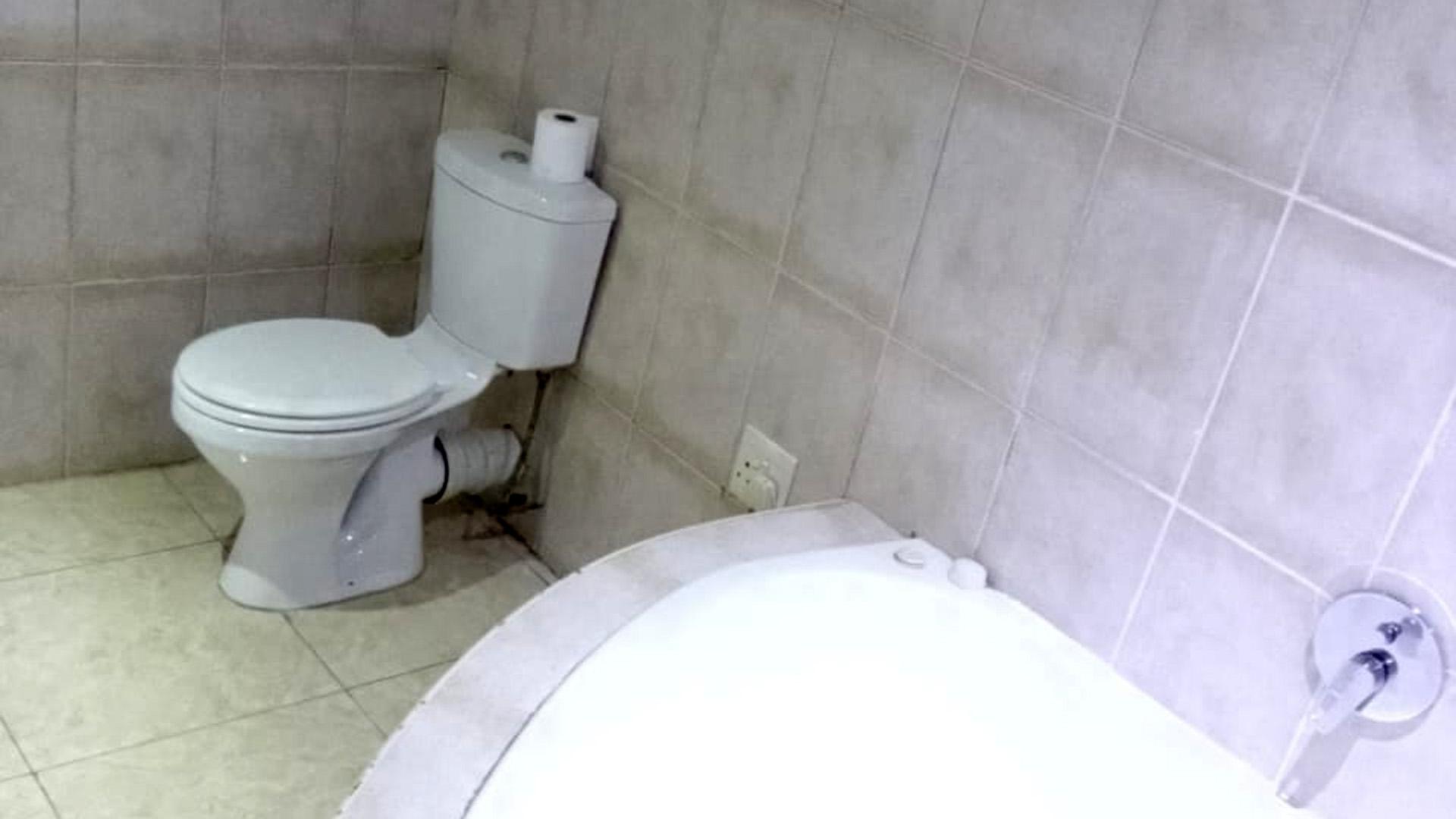 Bathroom 1 of property in Trenance Manor