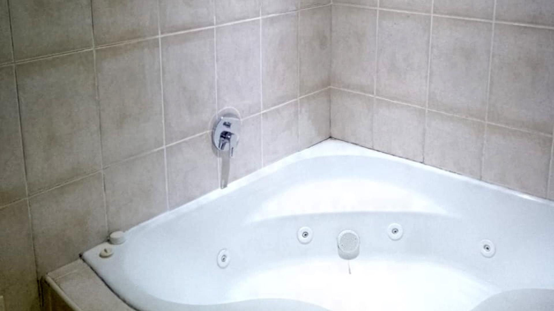 Bathroom 1 of property in Trenance Manor