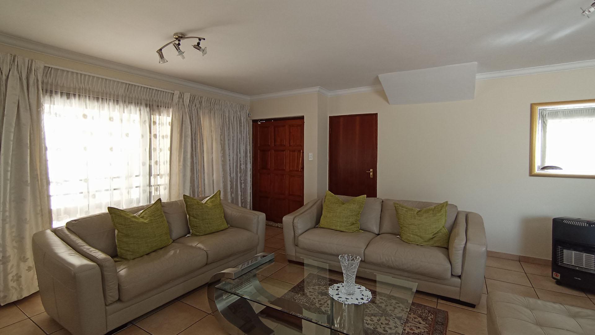 Lounges - 25 square meters of property in Meyerspark