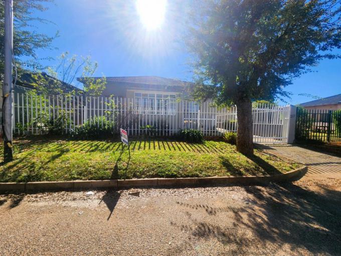 2 Bedroom House for Sale For Sale in Roodepoort North - MR679618