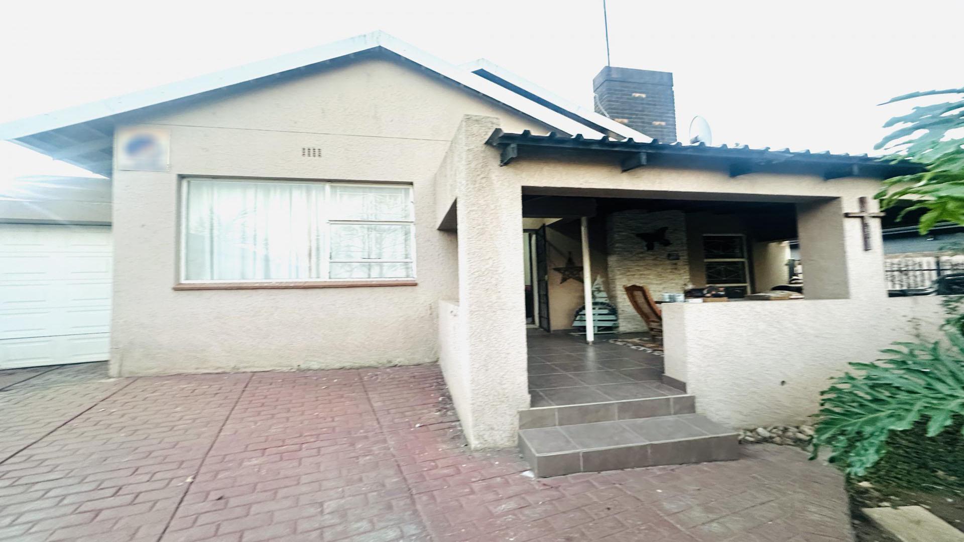 Front View of property in Woodmere