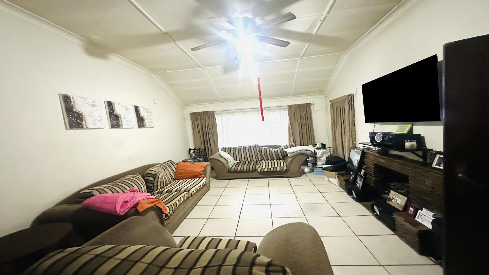 Lounges of property in Woodmere