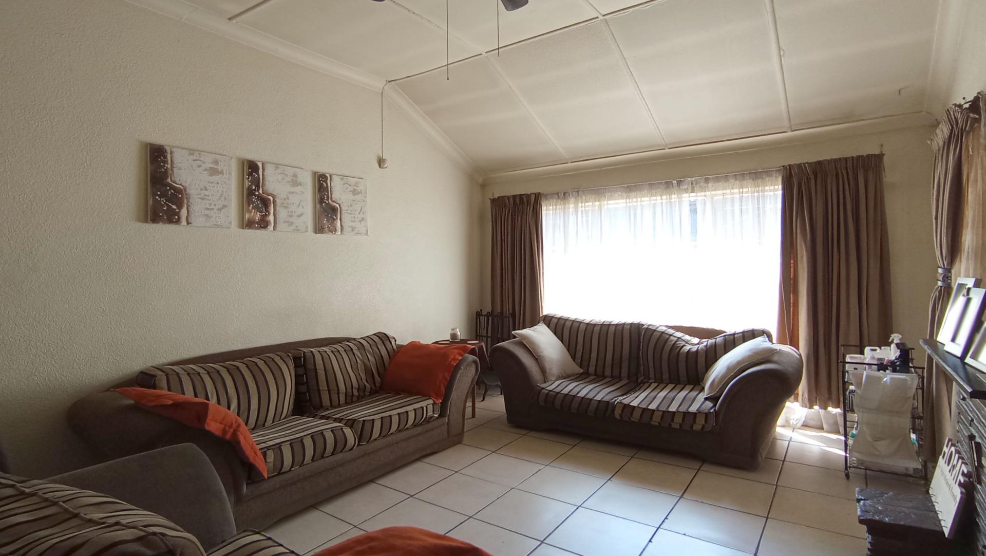 Lounges - 29 square meters of property in Woodmere