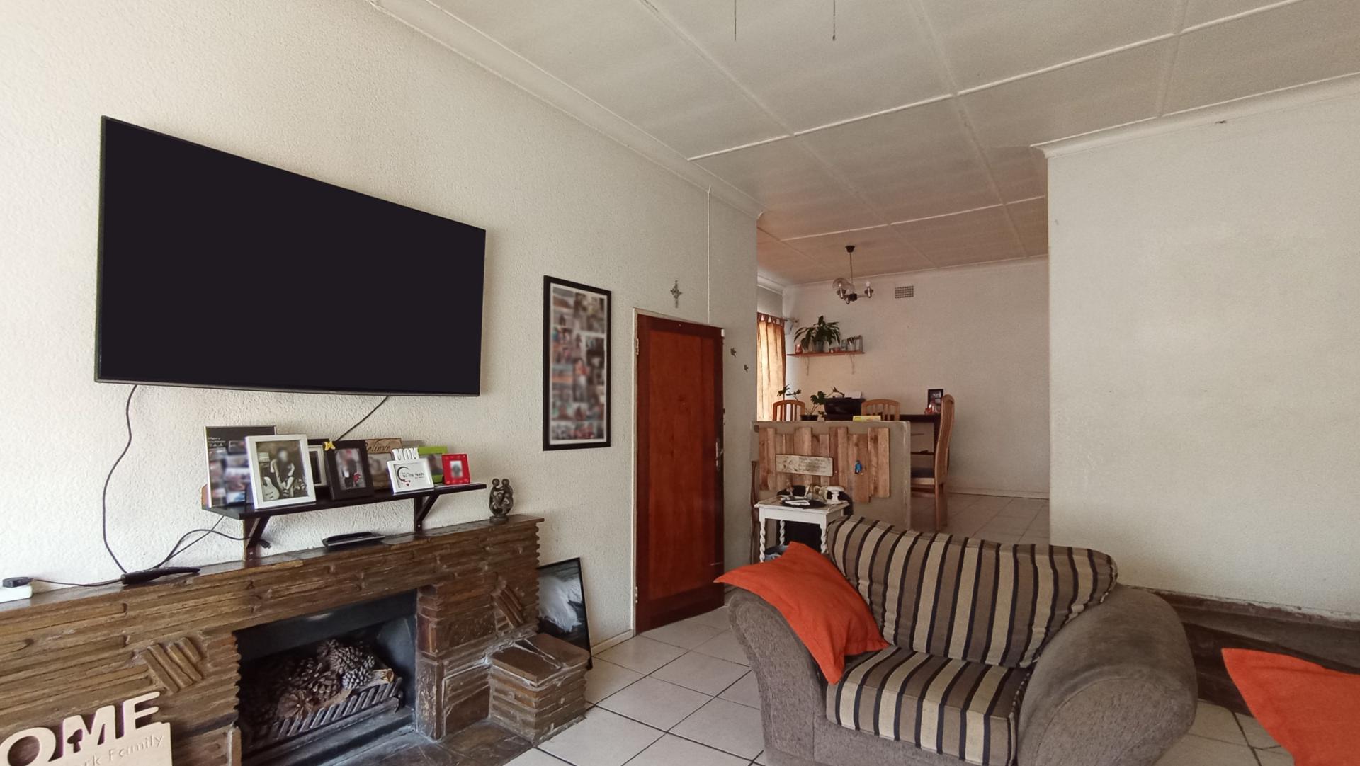 Lounges - 29 square meters of property in Woodmere