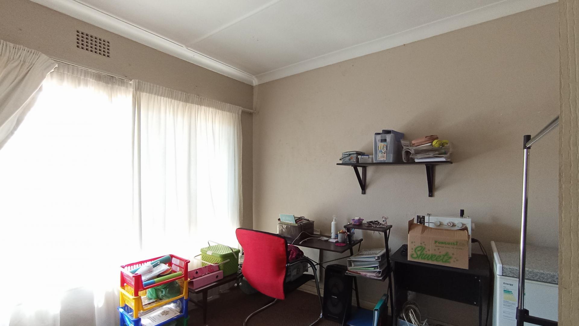 Bed Room 1 - 12 square meters of property in Woodmere