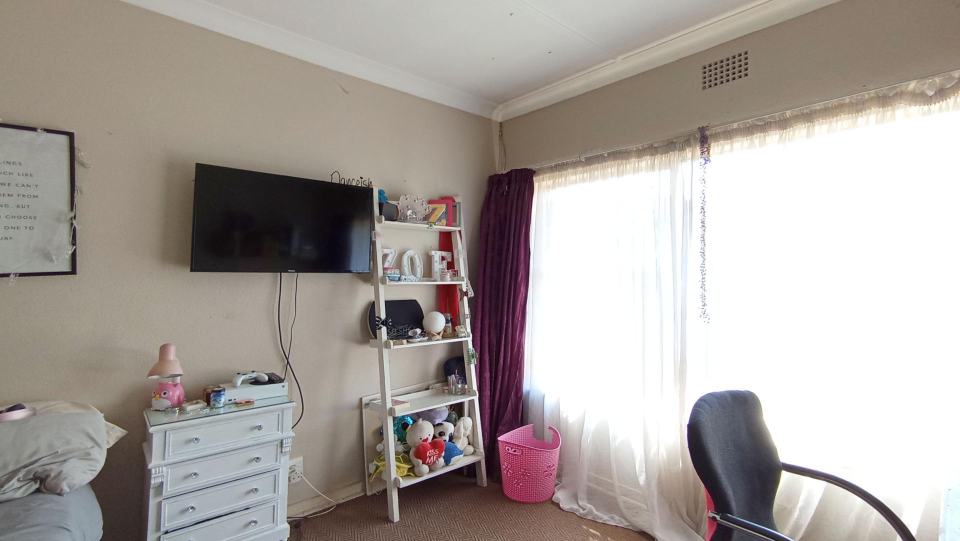 Bed Room 2 - 14 square meters of property in Woodmere