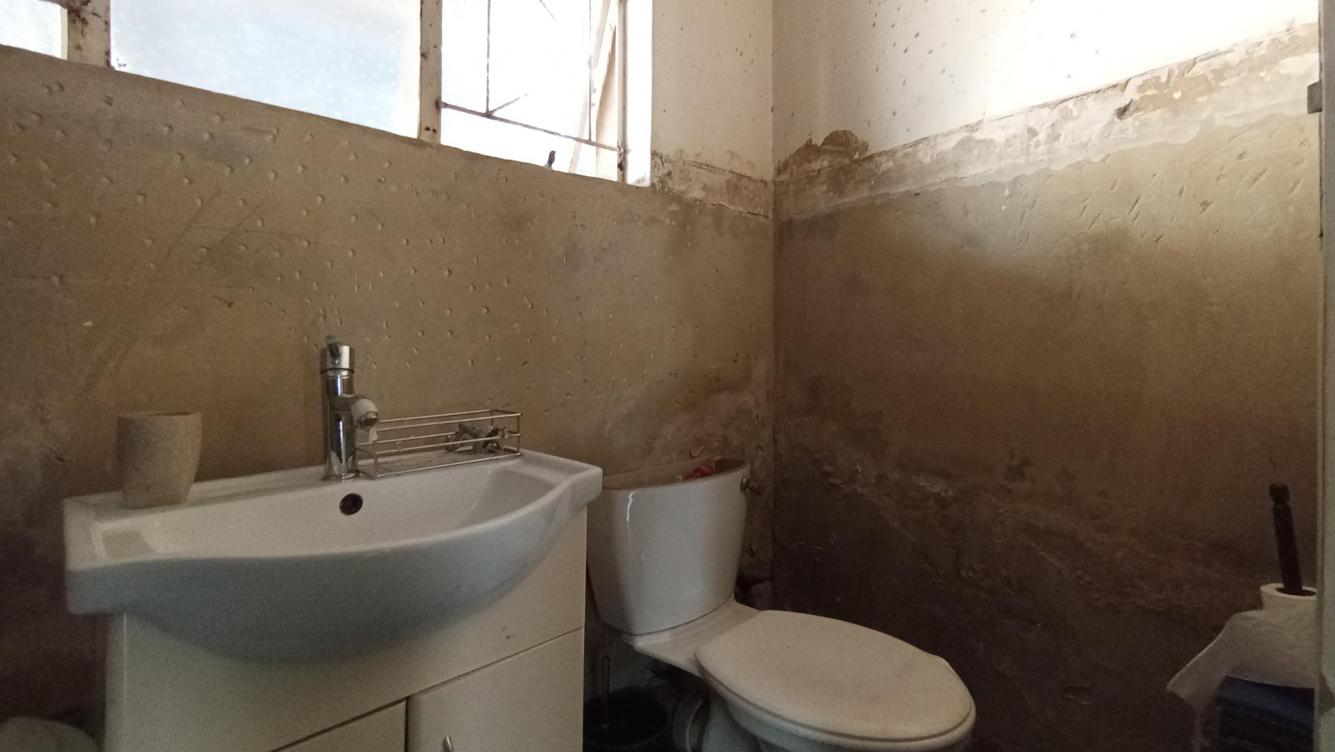 Bathroom 1 - 5 square meters of property in Woodmere