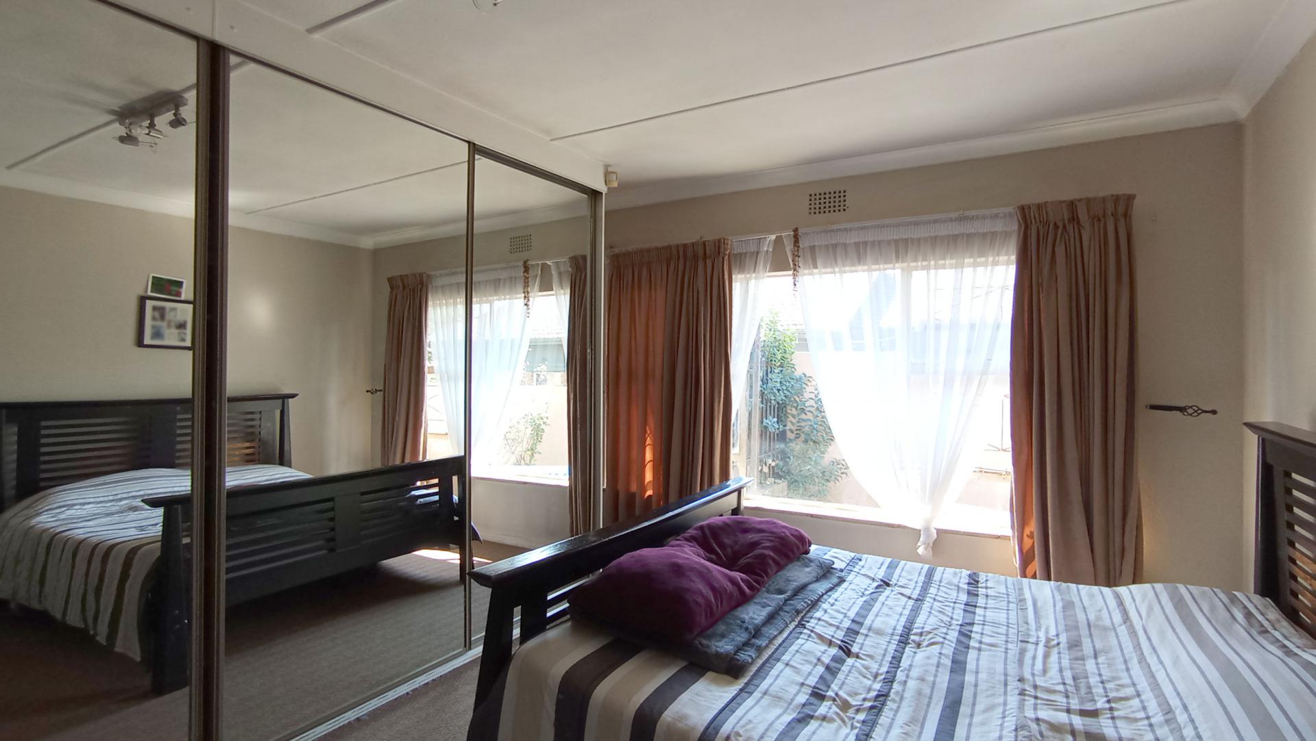 Main Bedroom - 19 square meters of property in Woodmere