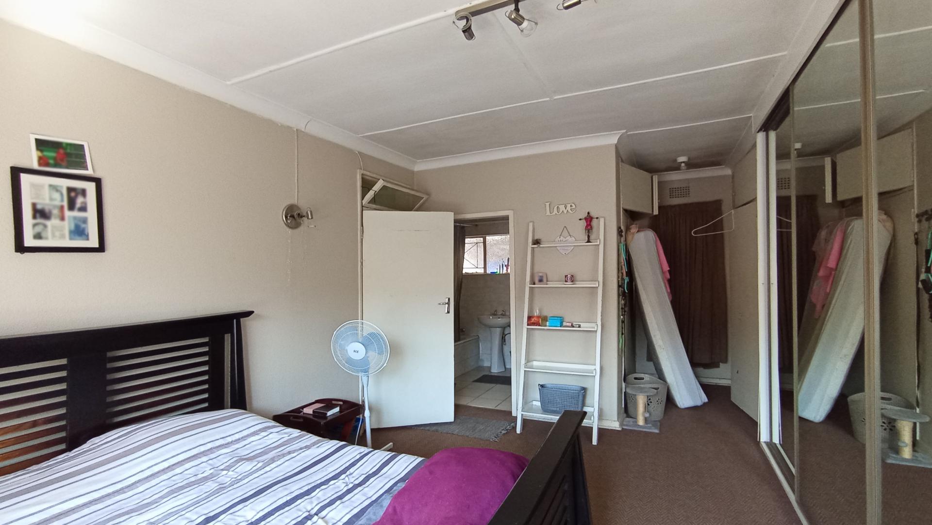 Main Bedroom - 19 square meters of property in Woodmere