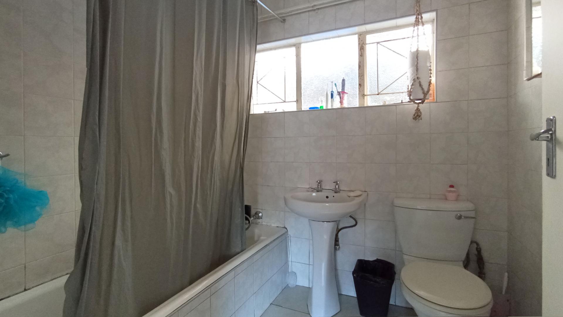 Main Bathroom - 4 square meters of property in Woodmere