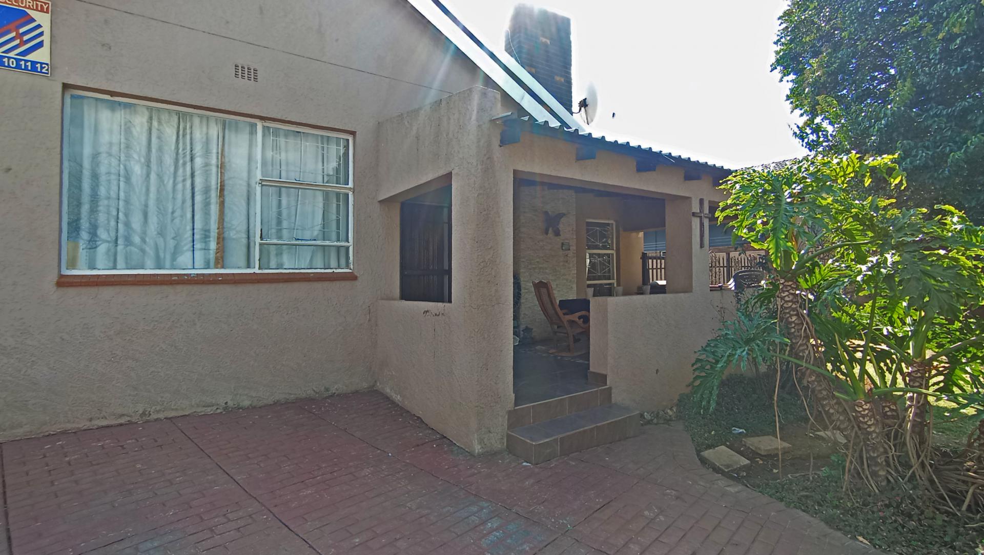 Front View of property in Woodmere